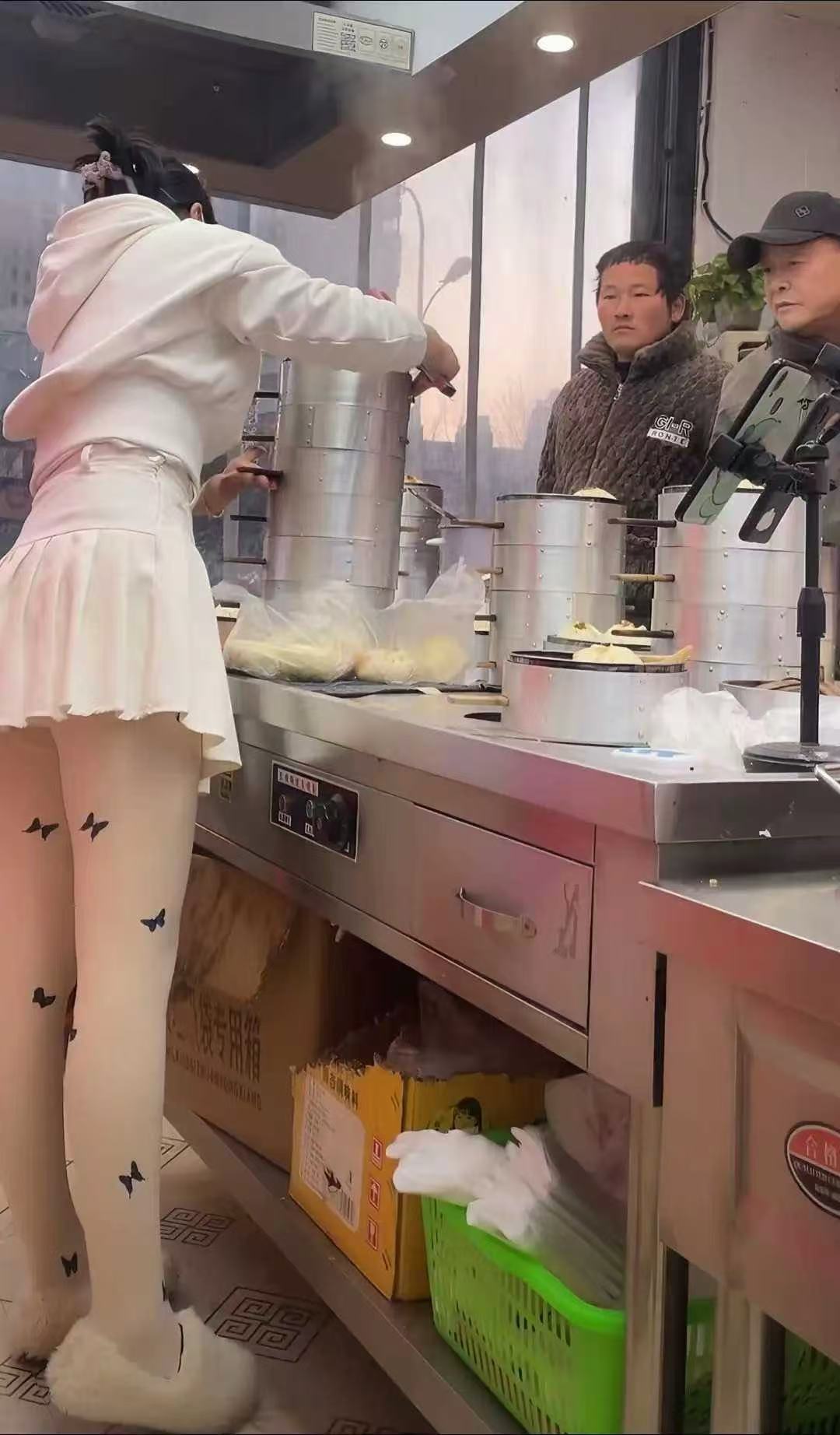 这些顾客是真的来买包子的吗？