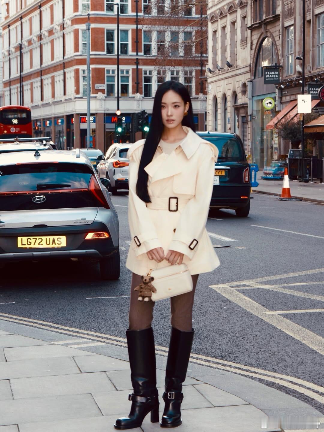 时装周伦敦时装周小S二女儿Lily将出席Burberry秋冬大秀