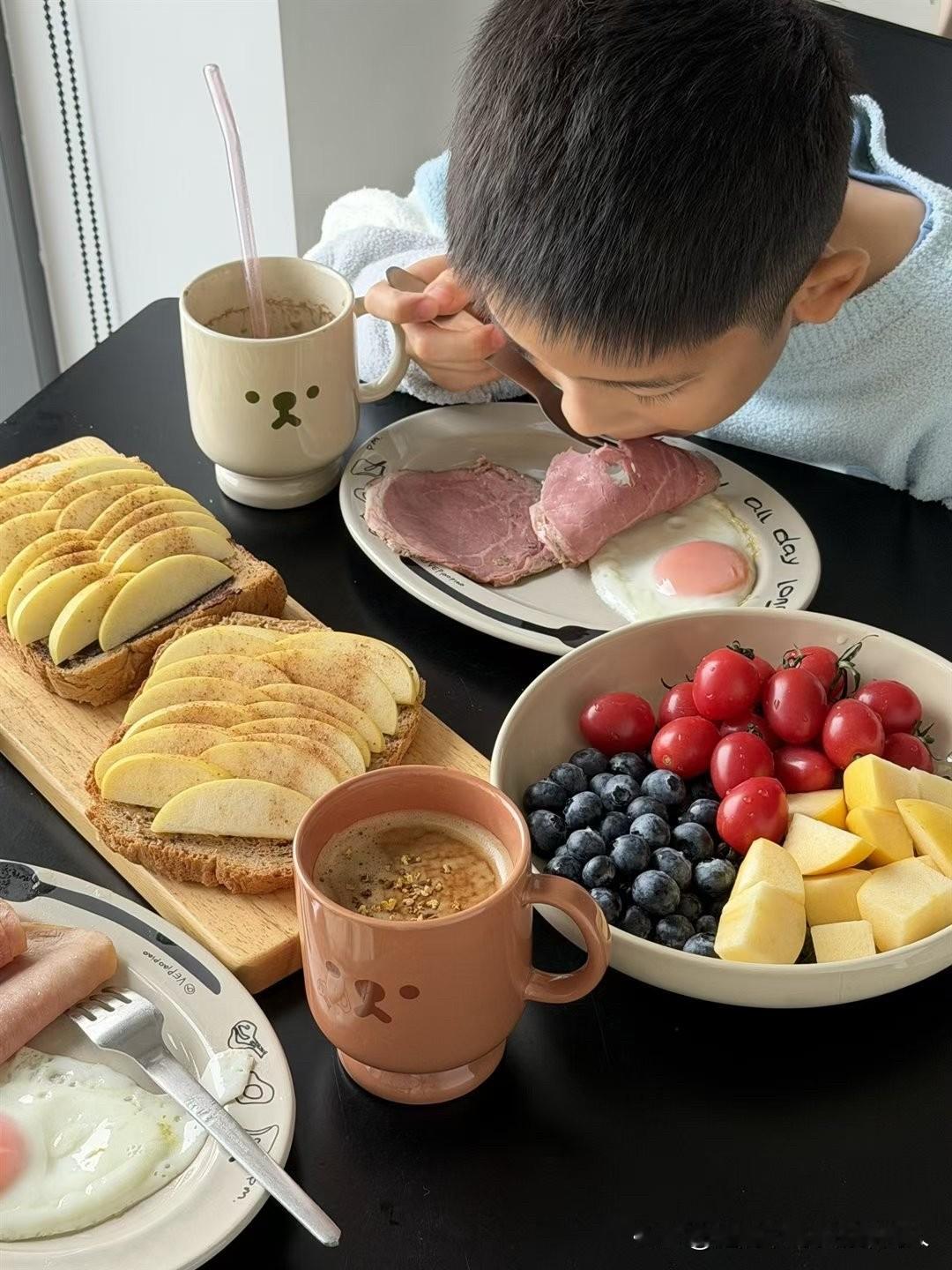 现在的孩子真的太难伺候了。今天我五点多就爬起来，给他做了吐司面包、煎了火腿和鸡蛋