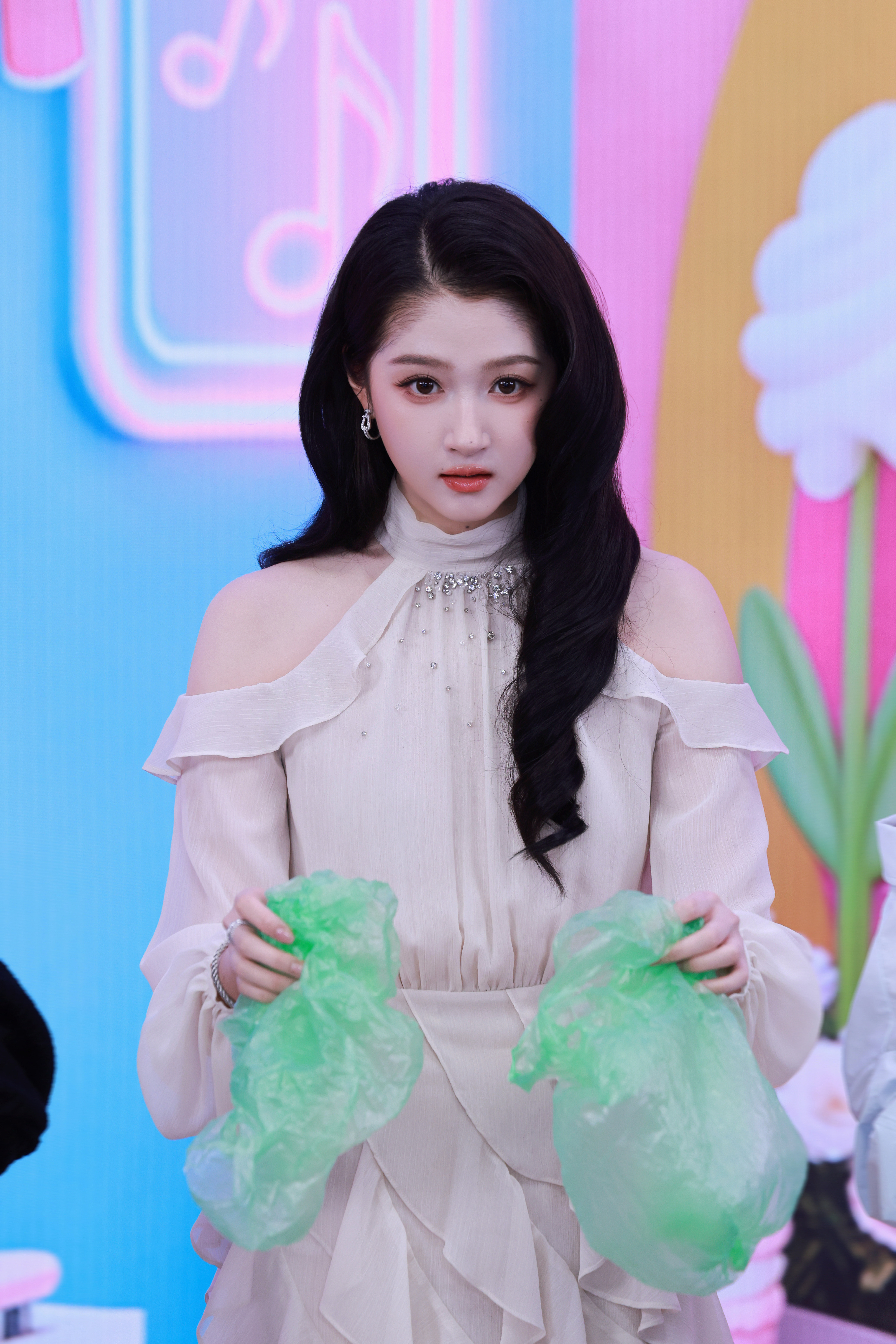 关晓彤风掀动裙摆时，才懂温柔也能勾人魂魄。不必刻意讨好，自在的性感最是致命。