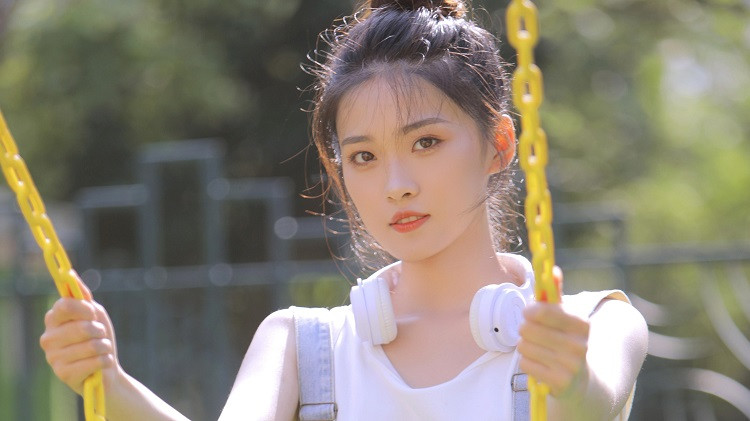 不管什么女人，都会对肢体触碰很敏感，不可能随意发生这种举动。如果不喜欢你，她绝