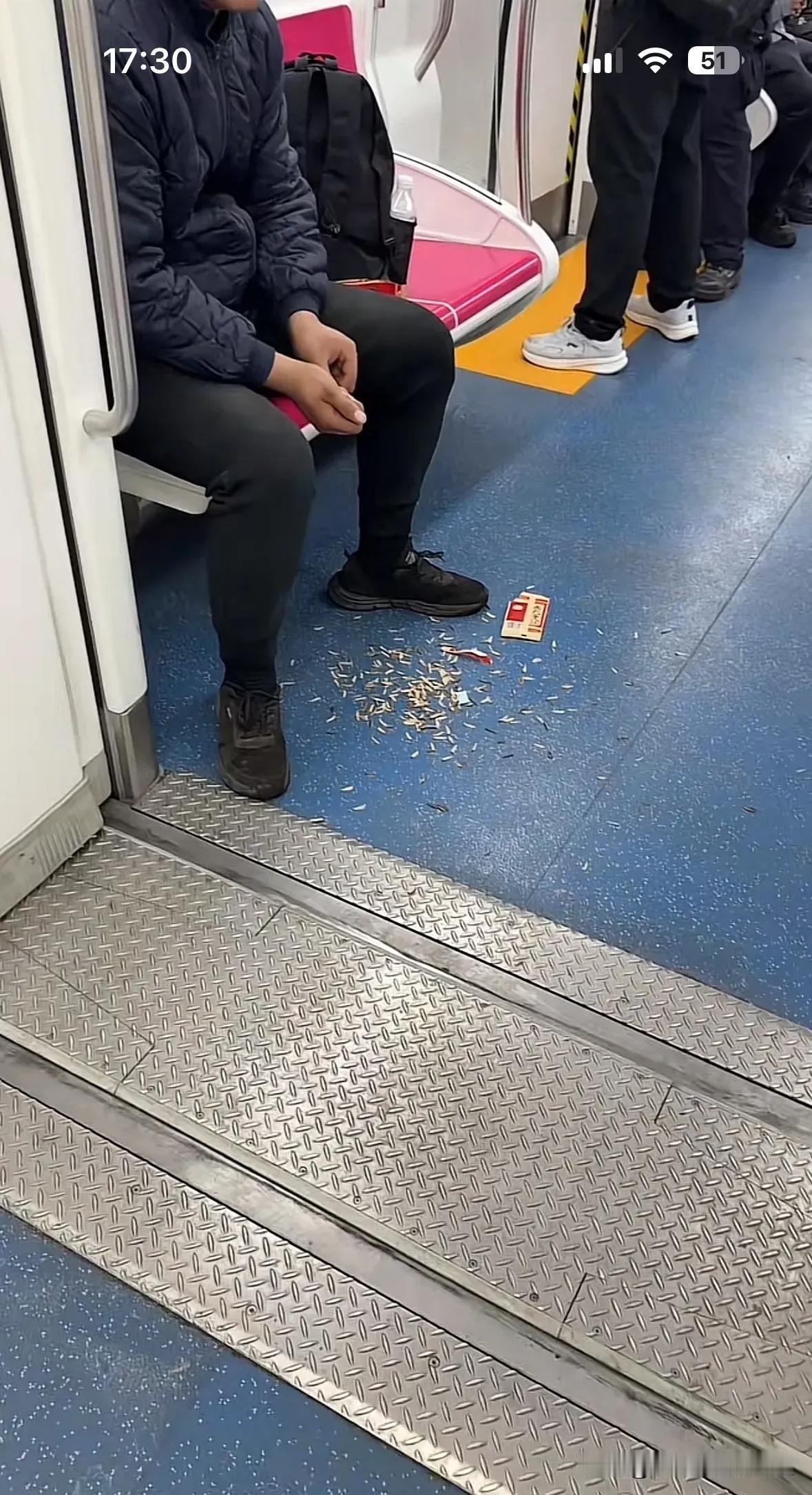 北京地铁亦庄线​​​有网友评论说：​1，以前我会觉得不好，现在根本不会多