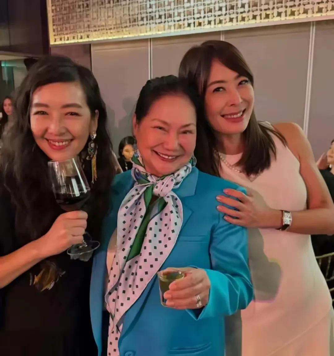 大S一生悲剧的根源在于她始终没有走出破败不堪的原生家庭，前夫汪小菲好不容易砸10