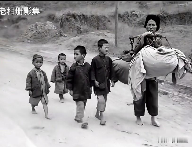 看哭了，母爱好伟大这张黑白老照片，拍摄于1945年广西桂柳会战后。一位母亲