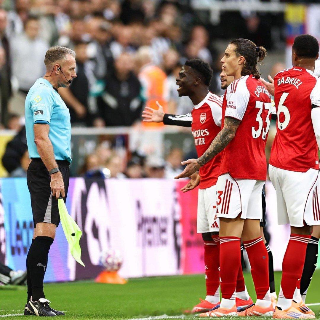 记者JohnCross消息，上赛季，红牌导致阿森纳在关键比赛中失利，因此本赛季