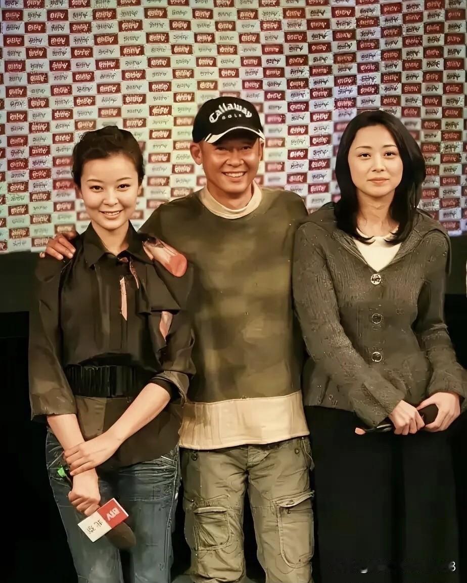 不管啥时候，感觉王志文都是人缘好的一个男明星，站他右边的女明星是刘蓓，素颜皮肤白