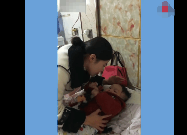 实拍: 年轻妈妈狠心抛弃没断奶的孩子跟网友跑了, 八年后希望孩子可以认她这个妈妈!