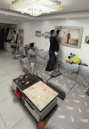 男子吓得不轻儿，关键的是他认为女子是用电钻捅的他。结婚照差点都掉下来……说心