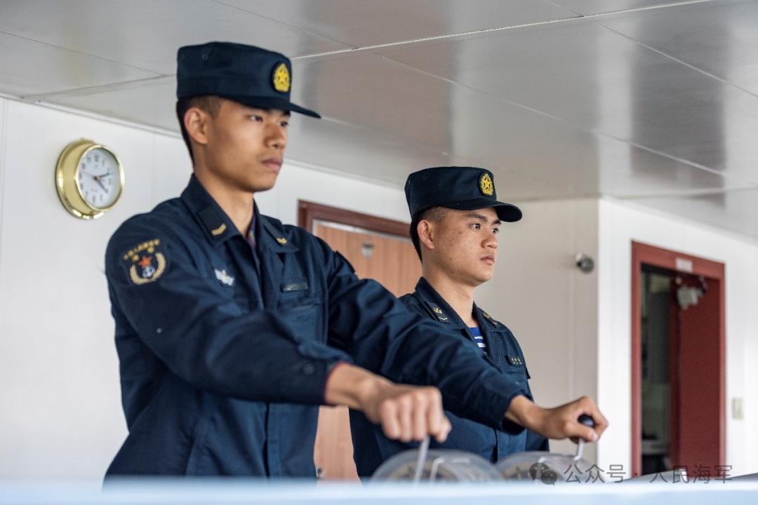 我国潜艇贴脸侦查，外国军舰毫无反应，若是实战，航母来了也没用。央视军事公开的一线