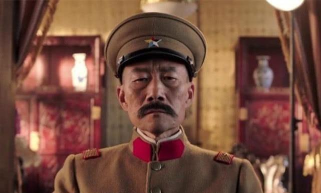1891年，16岁的张作霖落难乞讨，孙寡妇看中了他，解开衣扣，掏出一块腰牌给他：