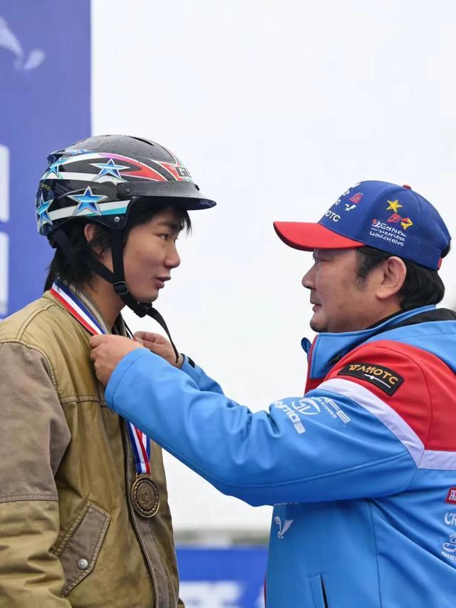 张雪机车都能夺冠，这就证明离卡我们脖子的光刻机技术的攻克真的不远了。因为摩托车属