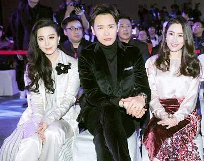 高云翔和两位大美女合影，他们三人在一起自带光环，闪闪发亮。果然帅哥美女就是风景线