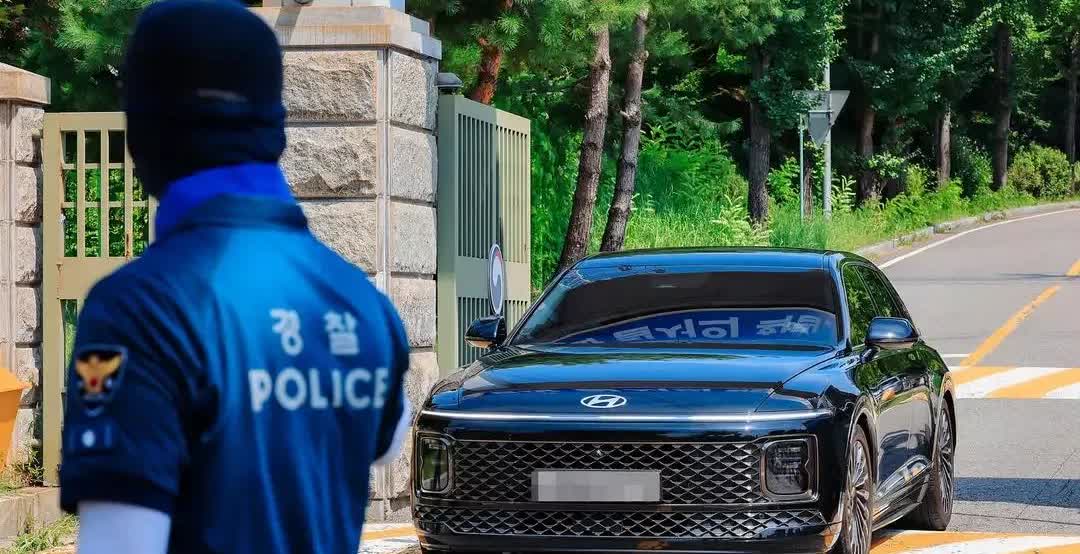韩国当地时间8月1日，特检组一行六人乘坐两辆执法车进入首尔看守所，准备带走多次拒