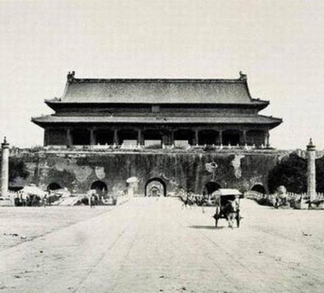 1969年末，中央打算拆掉天安门广场再重新建设，然而在施工的时候，工人们在旧天