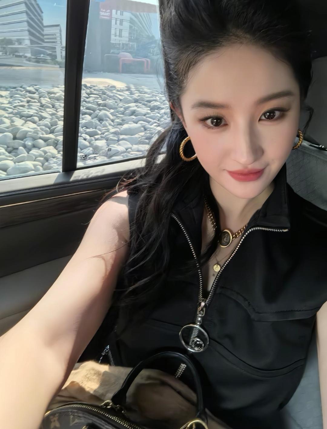 刘亦菲姐姐又瘦啦！刘亦菲观赛F1阿布扎比大奖赛，一袭黑色无袖短裙，穿着高跟鞋，