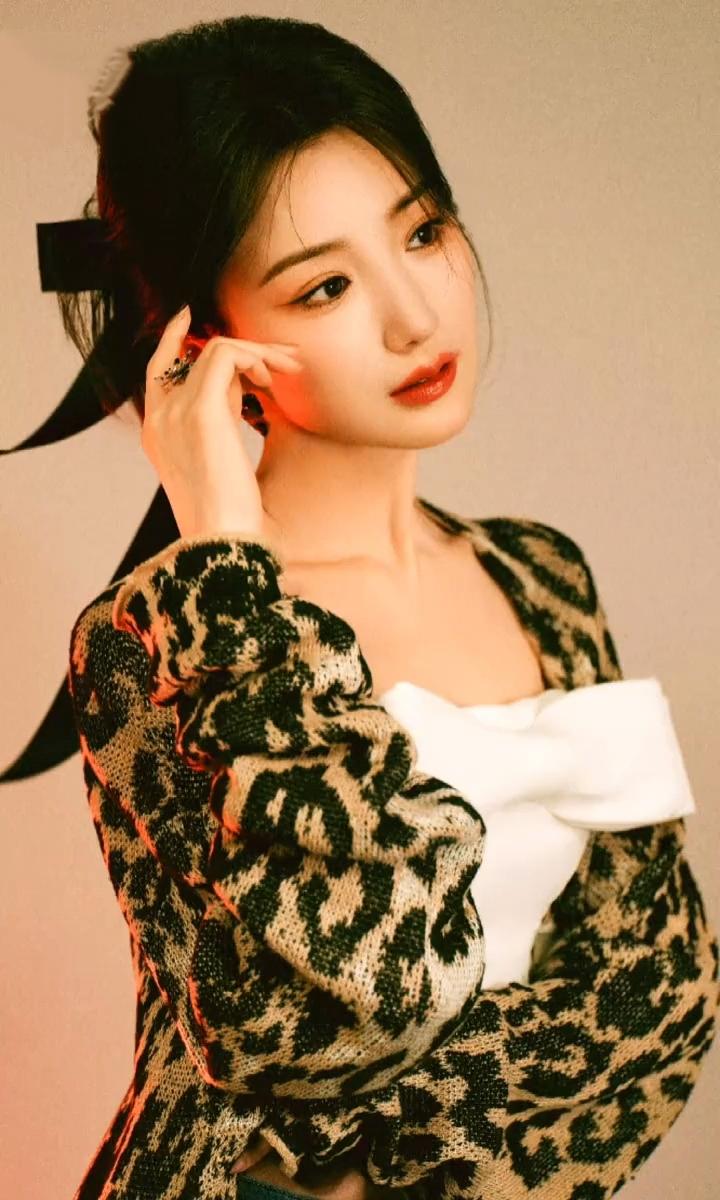 毛晓彤豹纹不止野性，还有少女的青春活力。[赞]娱