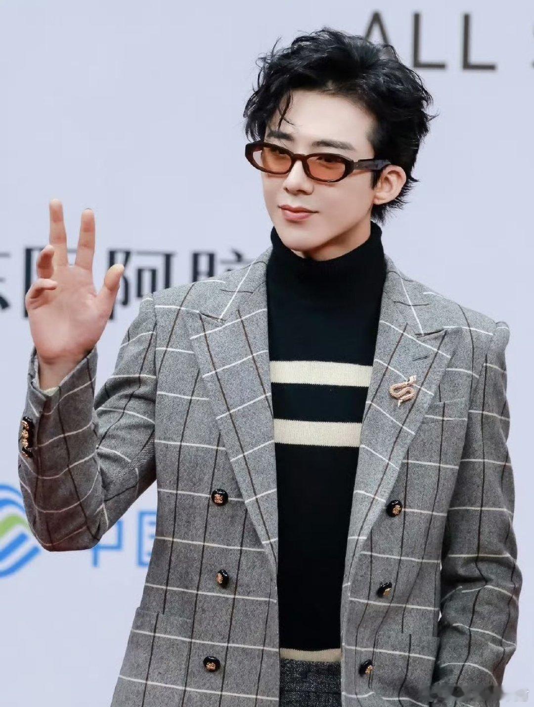 刘宇宁走四次红毯，三套造型。《地球超新鲜》《开始推理吧》《折腰》还有代表个人。刘