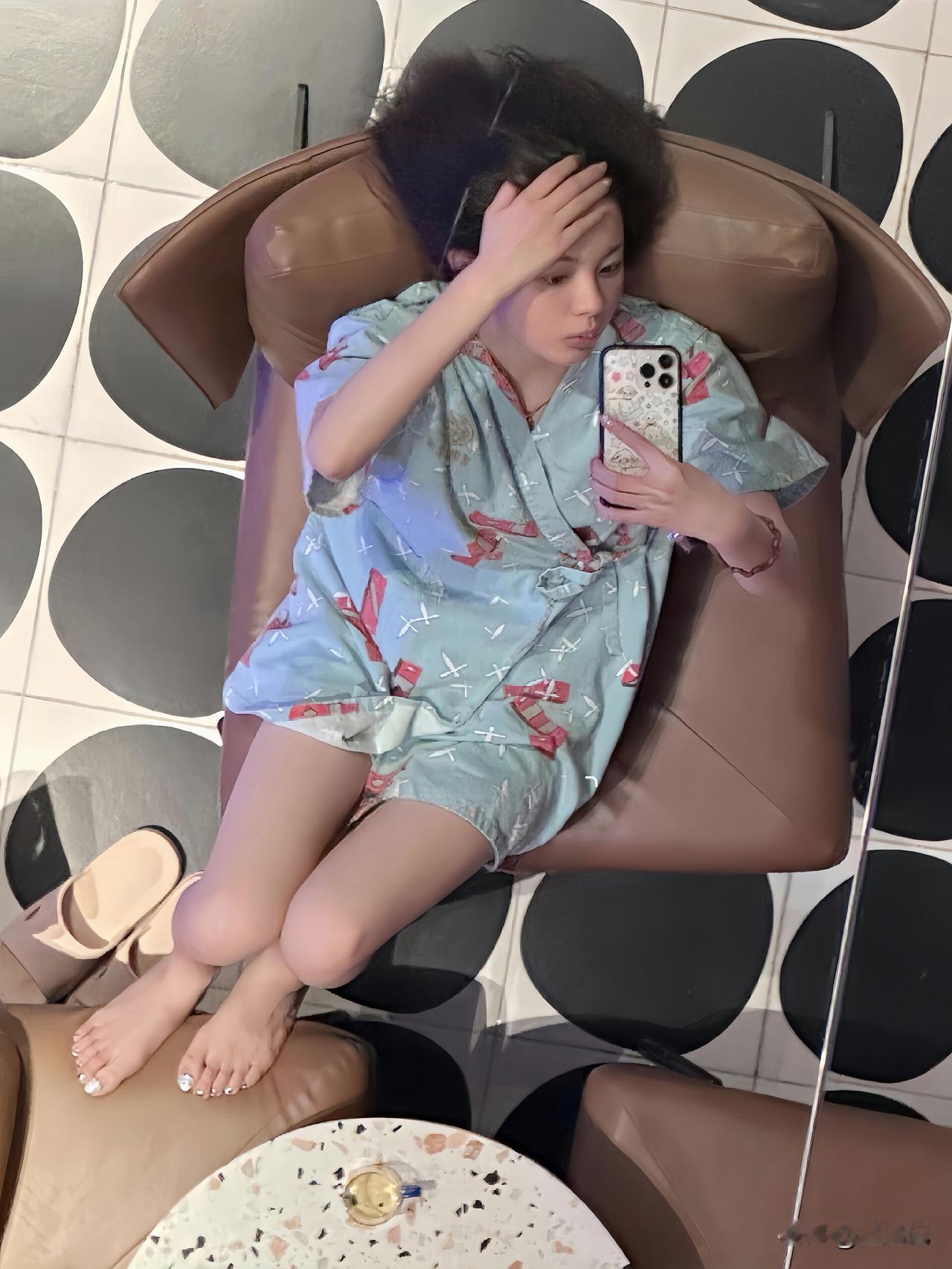 赤脚还扶着脑门，杨超越自拍是在犯小迷糊吗？
