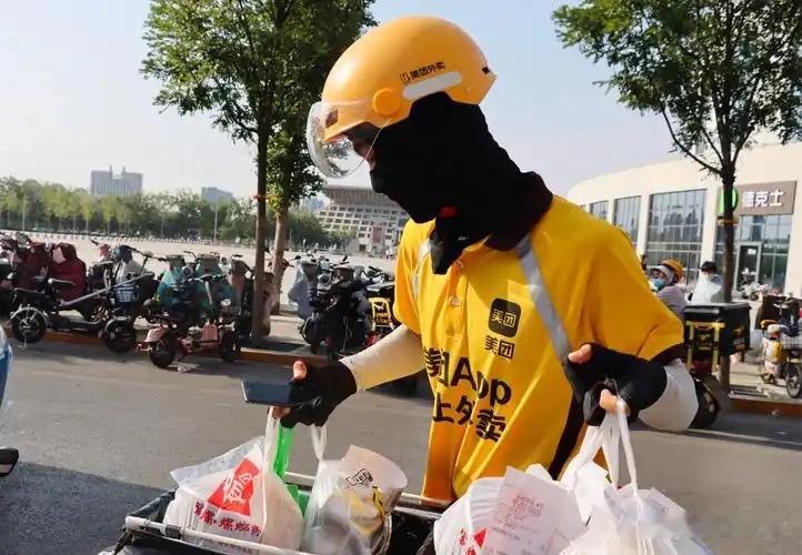 外卖员的收入账本，藏着不为人知的生存压力。有骑手连续30天每天工作15小时，跑满