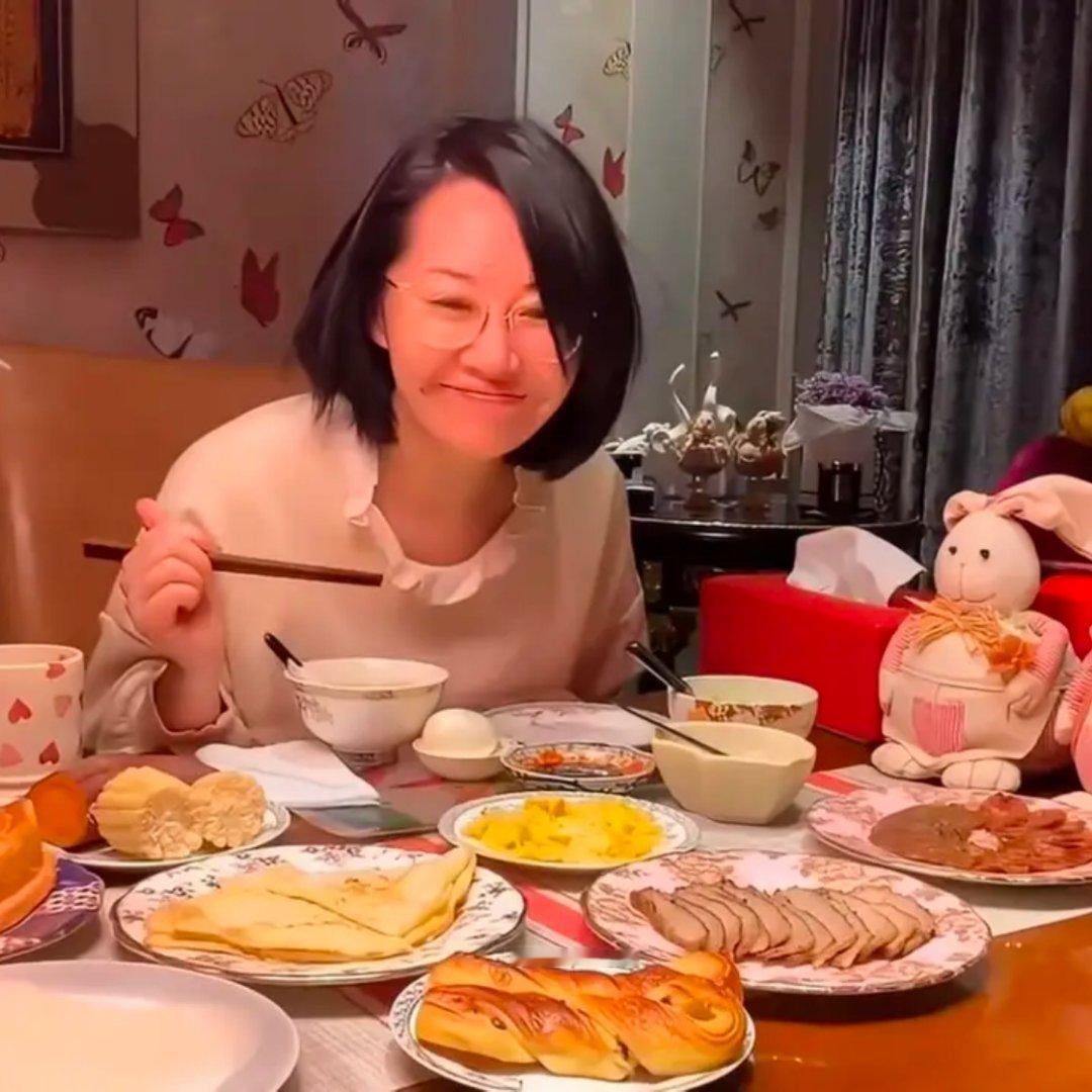 57岁的许晴公开分享了她的丰盛早餐，看得不少人刷新认知，十余种食物，就她一个人吃