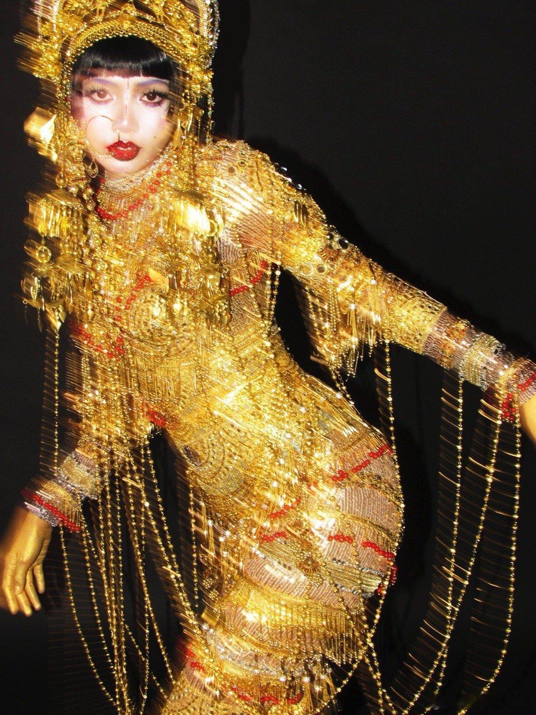 万圣节水妖降临，Lisa已经展示了她今年的万圣节造型，装扮成了网飞公司剧集《爱x