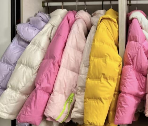 我上大学时，只有一件初中时我妈给我买的羽绒服。还有一件是一个阿姨给我的，记得是很