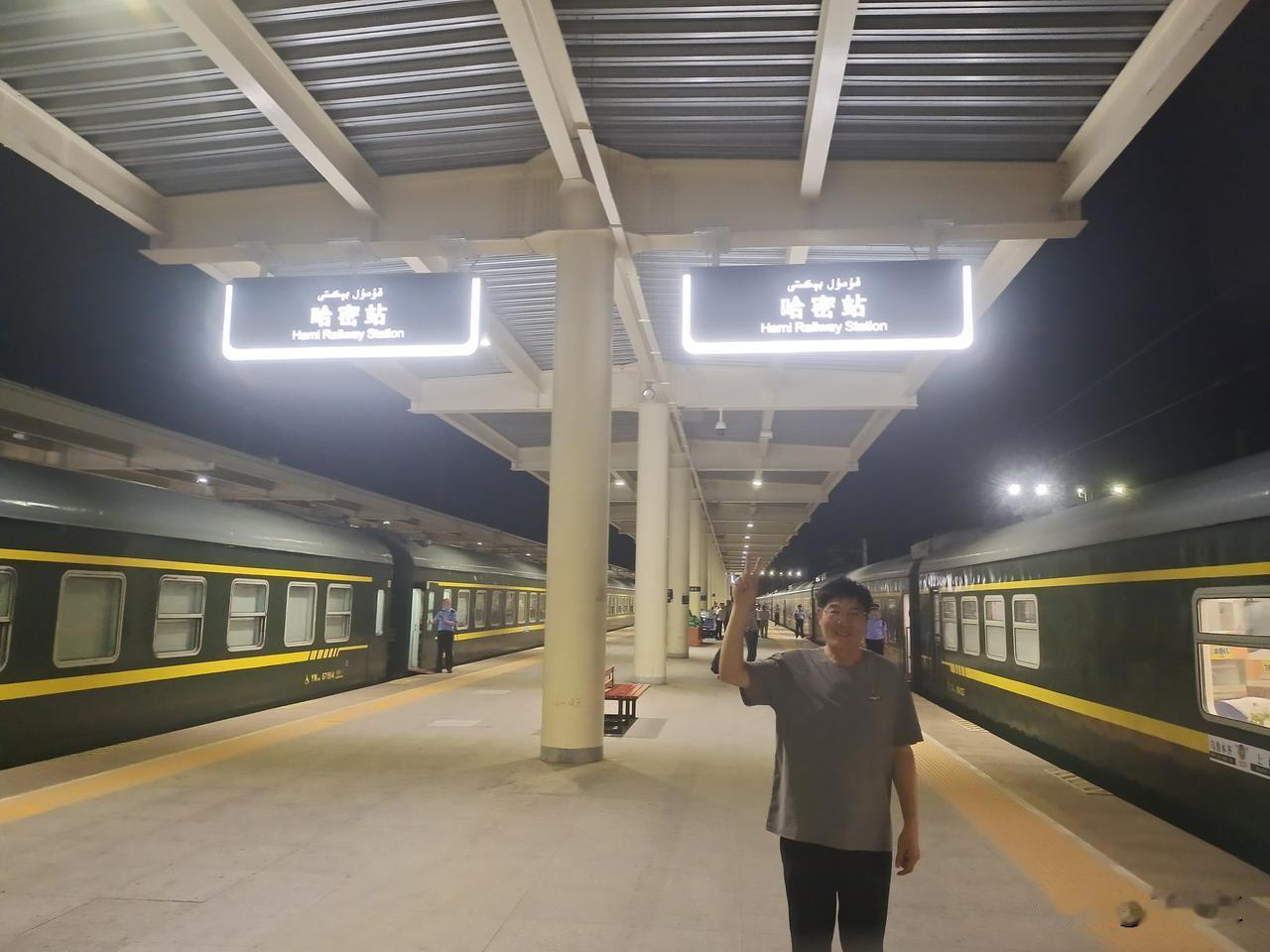 K4918乌鲁木齐——上海的列车出了乌鲁木齐，不久入夜。卧铺车厢里，上铺一老兄呼