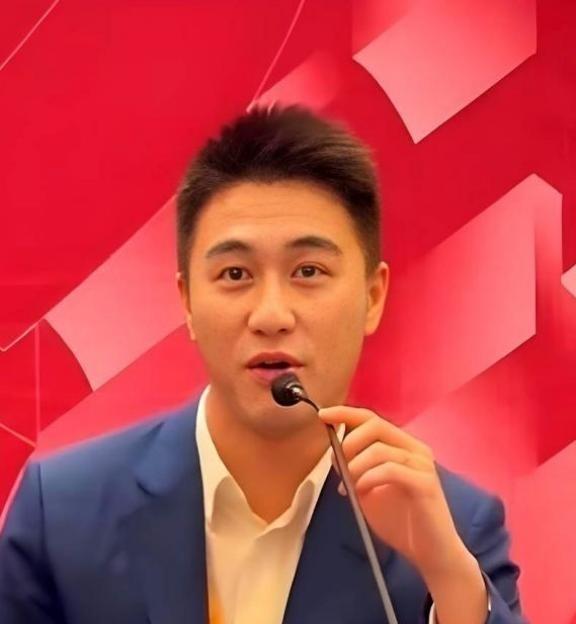 美国的关税打压之时，中国曾出现了一位厉害人物！他就是何猷君，在哈佛大学演讲时，他