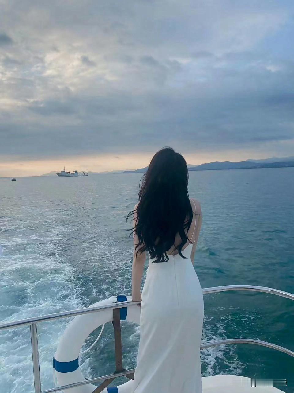 为什么有些中年女性，喜欢被男人撩：第一、她们这个年龄，如果还有男人撩，证明自