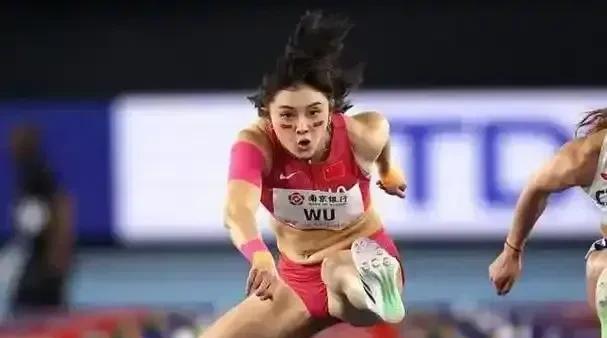 吴艳妮输了！最新消息，在亚锦赛女子100米栏决赛中，吴艳妮跑出了13.07秒，遗