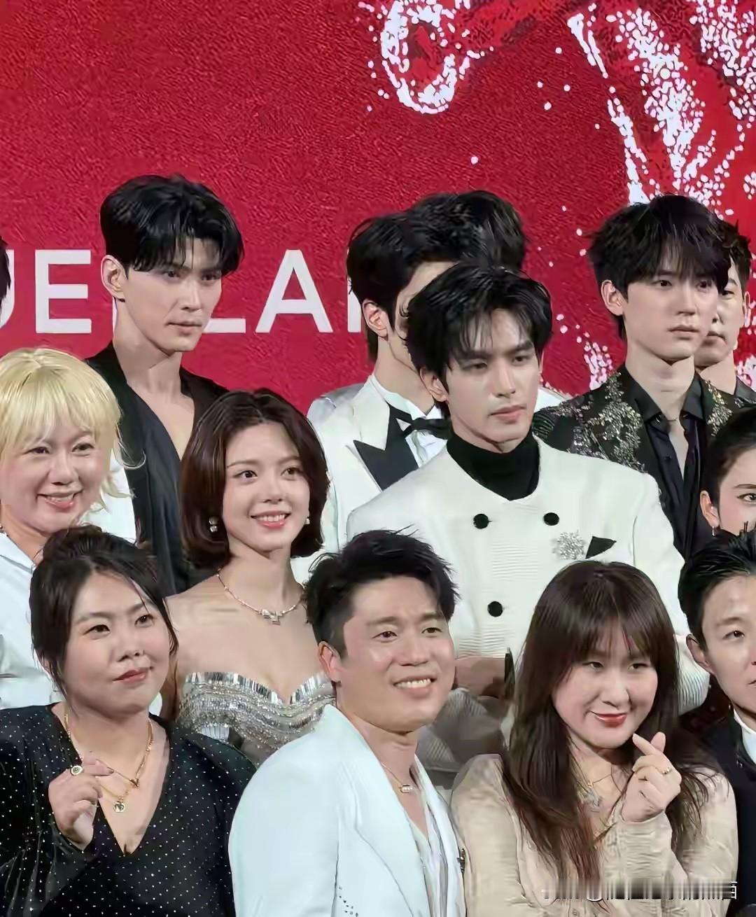 穿着白色西装的这一个男明星实在是太帅了，又白又高挑，站在人群里一眼就能看见，他这