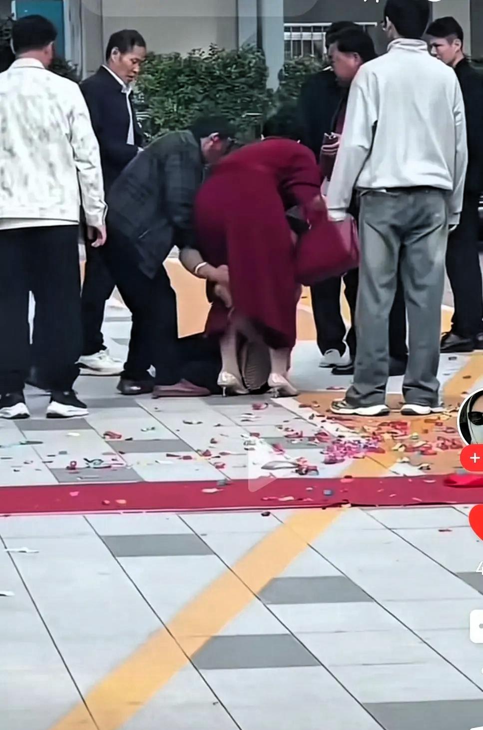 这不能不引起公愤。欠人400多万，还给儿子结婚买车买房，自己打扮的皇后