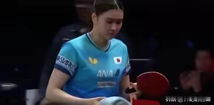 日本著名削球手桥本帆乃香谈佐藤瞳数板被蒯曼KO，确实规则不利削球手，旁边占一个数