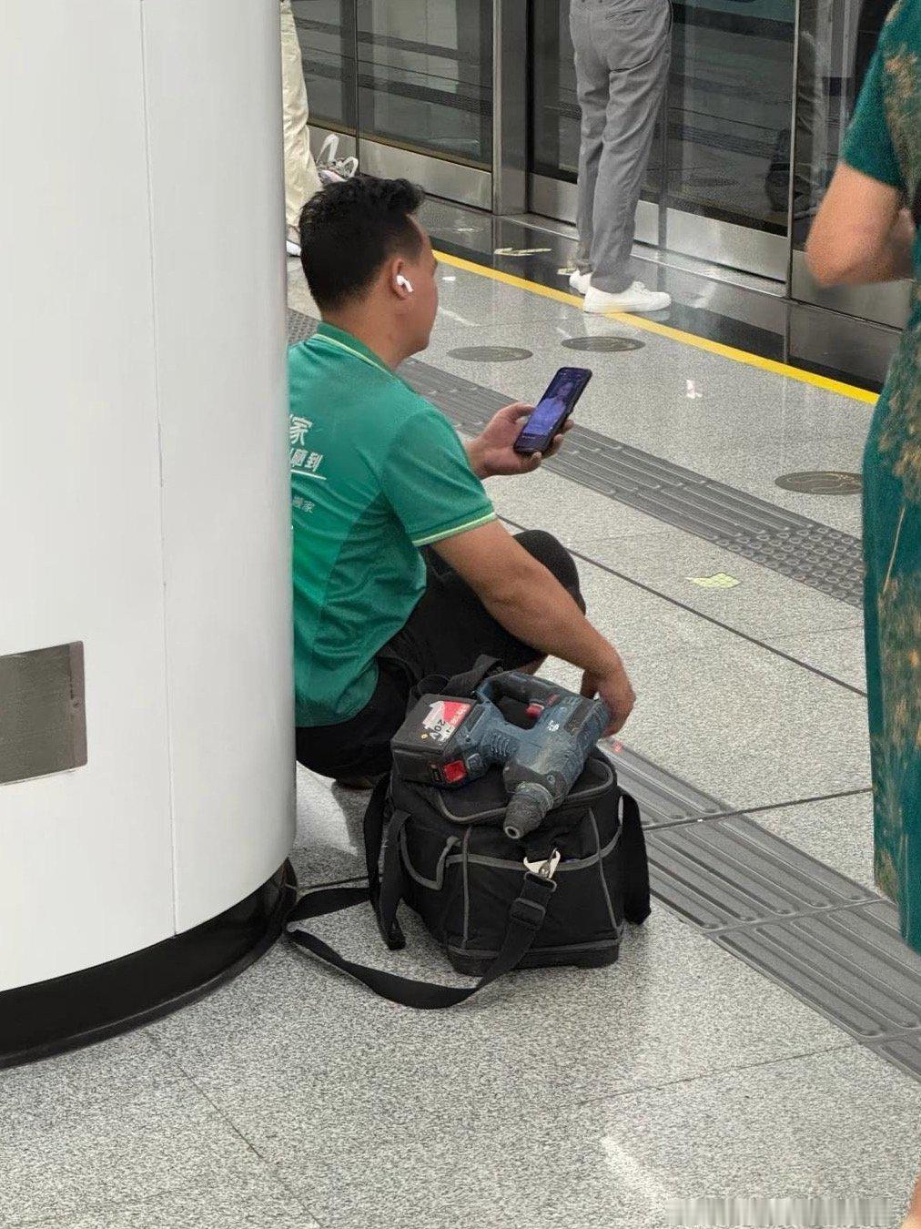 公共场合，他自己不觉得羞愧吗？