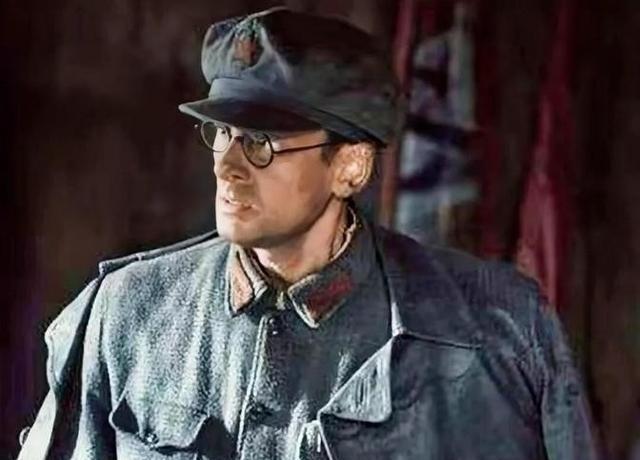 1937年，李德以不适应延安生活为由欲返苏联，毛主席劝他：“苏联正搞大清洗，此