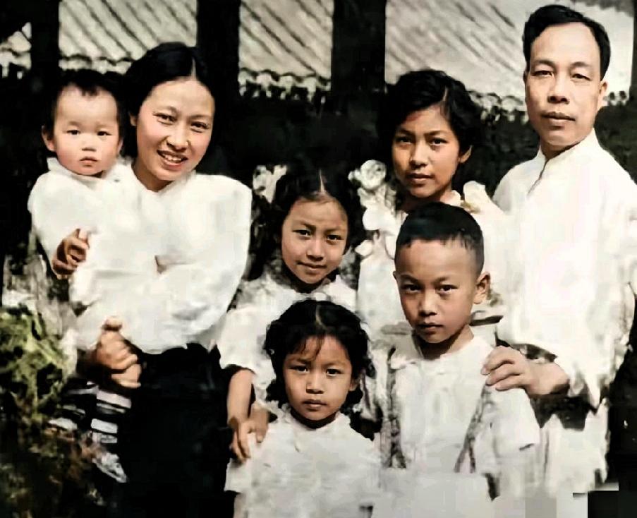 这张珍贵老照片里，萧华上将与妻子王新兰同五个子女一同合影，定格一家人温馨和睦的家