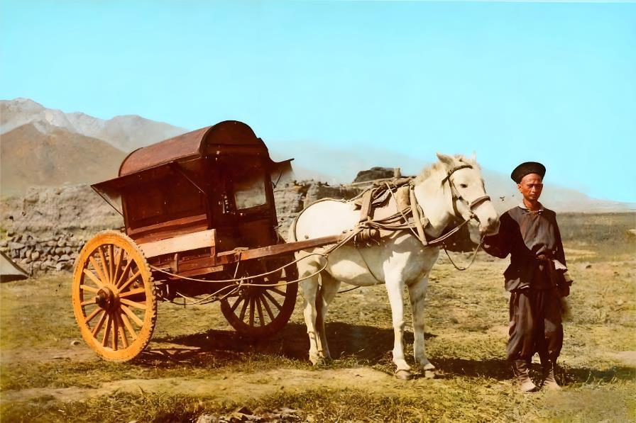 照片中的是清末一辆马车，一旁的赶车人身着清末典型服饰，头戴瓜皮帽，整体画面勾勒出