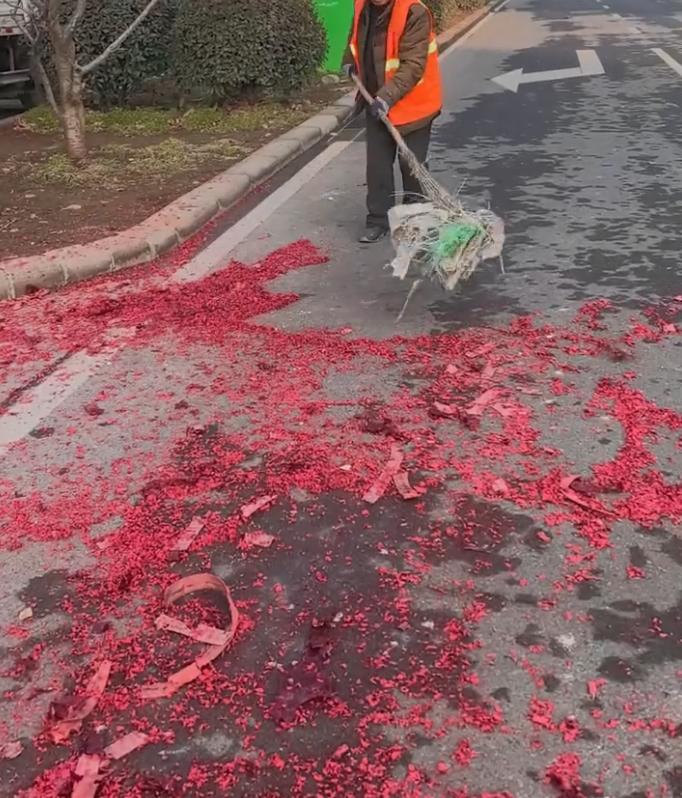 我一直都觉得，环卫工人起早贪黑很辛苦，平时在路上遇到，都会客客气气的，能体谅就体