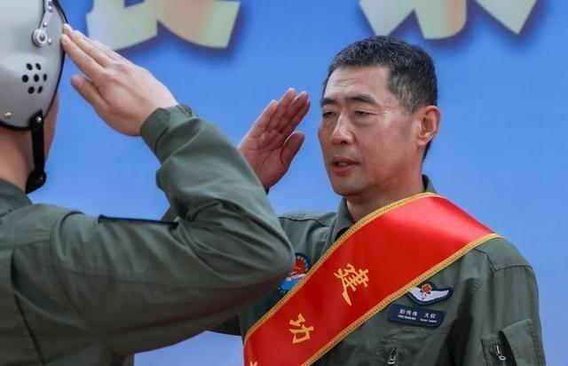 空军为空警-2000飞行员举行停飞仪式，这款大型预警机2003年首飞，2007年
