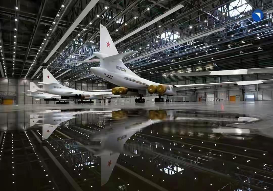 俄罗斯正在逐渐恢复图-160轰炸机的生产工作，这个举动让人感到不可思议。毕竟这已