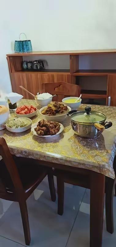 我嫂子50岁，做了26年全职主妇，生日宴上我哥随口一句，她直接离家出走，现在全家