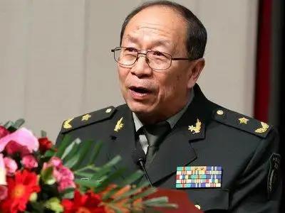 一次，记者曾问金一南：“为什么英国宁愿归还富得流油的香港，却以损失6艘军