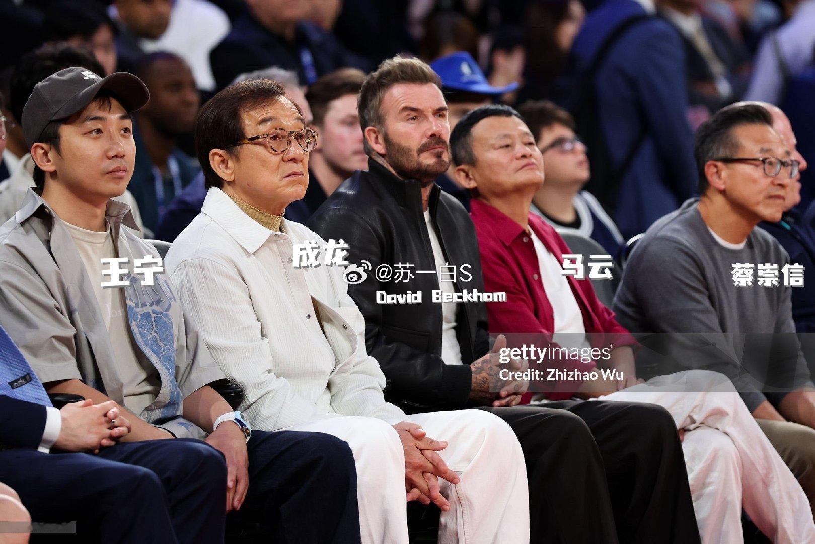 2026年NBA中国赛｜休斯敦火箭队🆚达拉斯独行侠队现场｜前排坐着（从左到右）：王宁（泡泡玛特CE