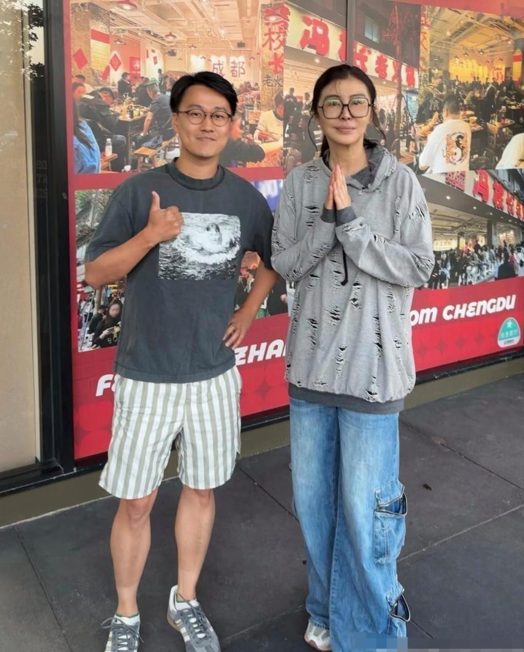 快60岁的王祖贤又在异国街头被人撞见了，没有红毯更没有聚光灯，一身极其朴素的衣服，看着甚至有点像中学
