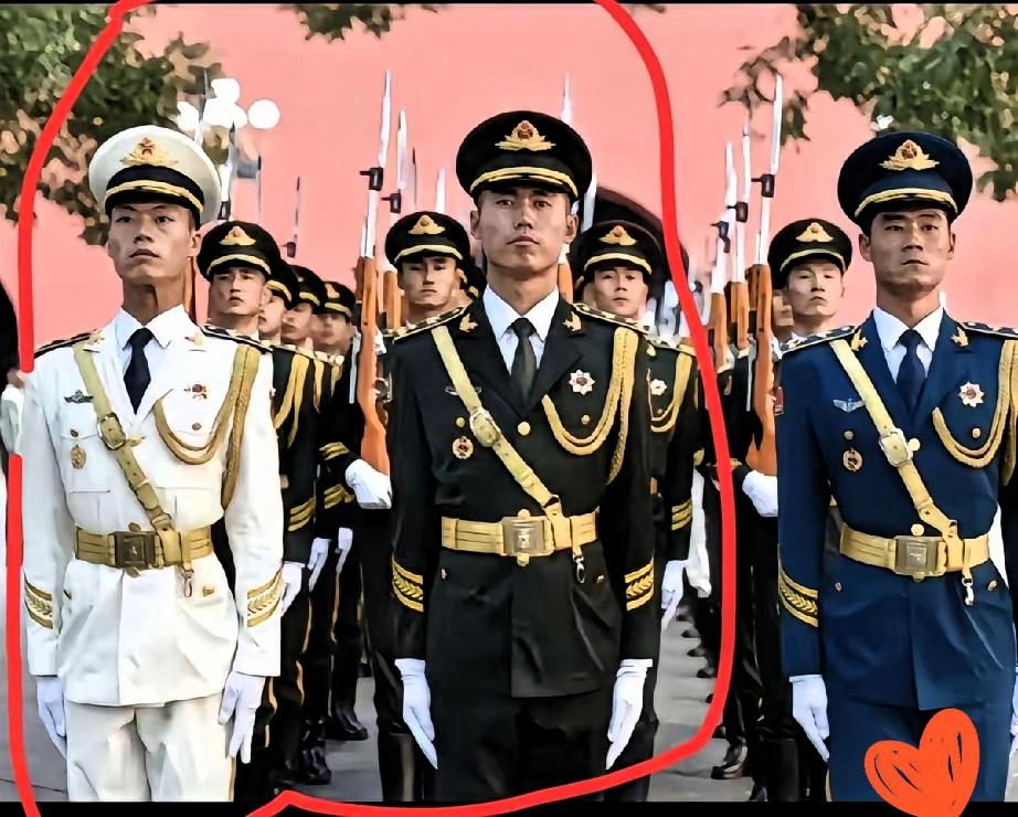 谁能想到，曾在天安门广场7781次升旗零失误的张自轩，如今会和战友曾嵘挤在人群里