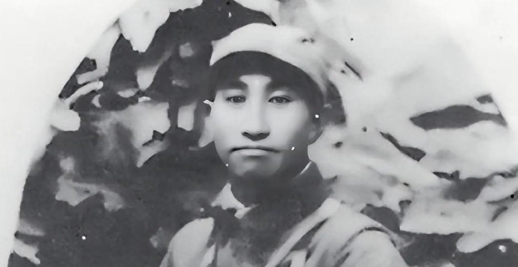 他是陈赓手下最厉害的一员猛将，1946年娶了位19岁的漂亮媳妇，谁料成亲才满3天
