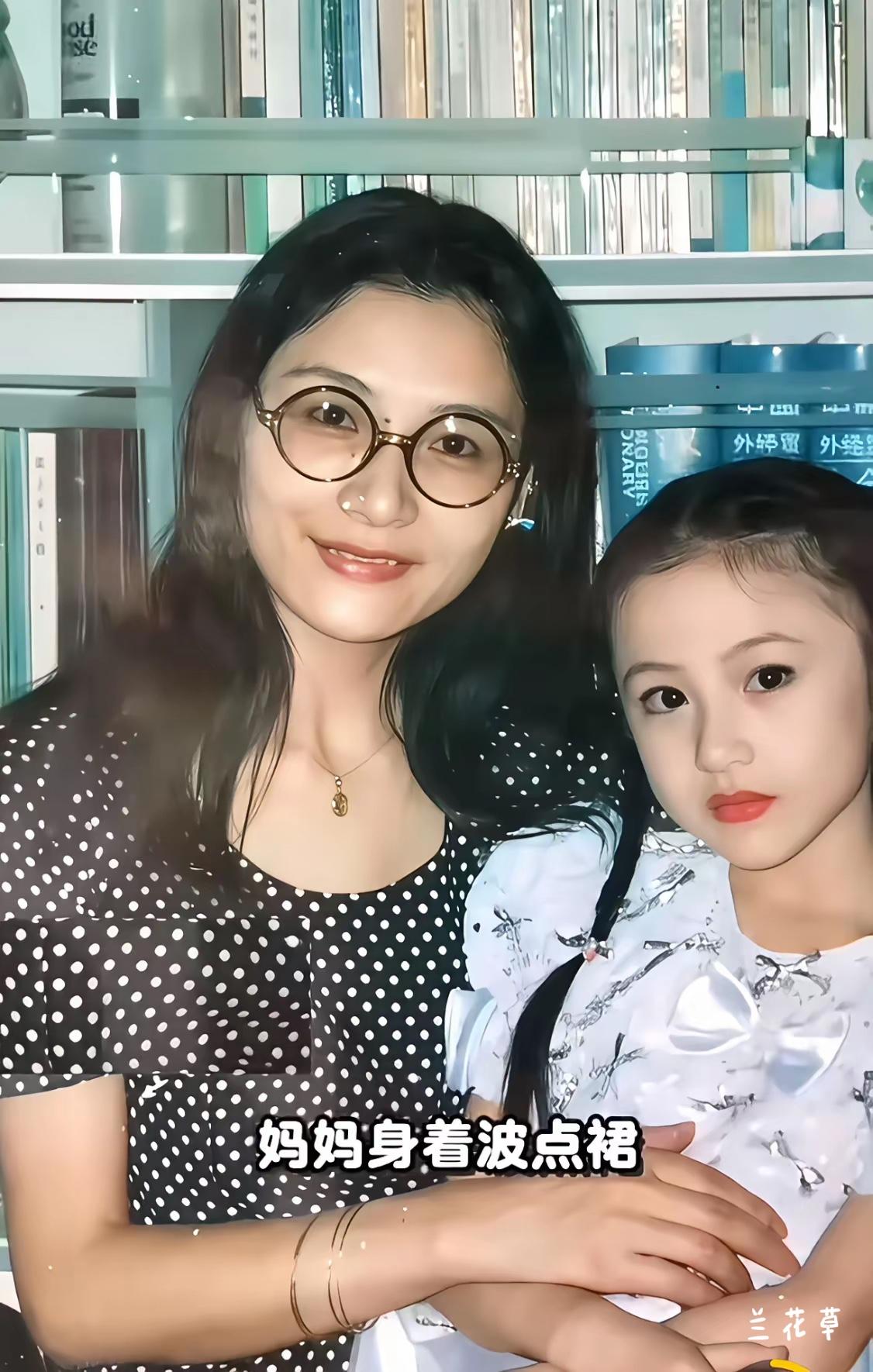 小时候的刘亦菲和妈妈的合影。母女俩都具有明星范儿，超赞的。