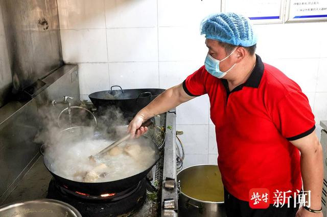 幕后英雄‘大健’：用三餐四季的守候，撑起职工的幸福餐