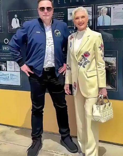 超级富豪们工作之余在做什么？黄仁勋和爹妈一起吃饭，马斯克探望老妈梅耶。马斯克的