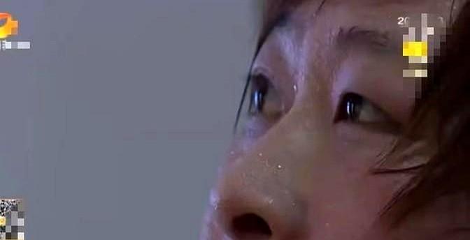 2007年，16岁的冯霞在学校爬墙跟一陌生男人跑了，自此杳无音讯，15年后，母亲